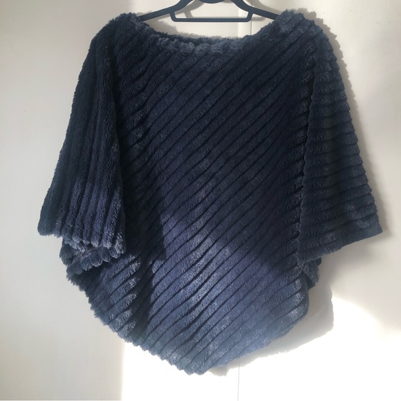 Black Rivet Women’s Faux Fur Poncho - Picture 4 of 5